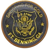 Amerikai Egyesült Államok DN "Shooting for Gold - U.S. Army - Fort Benning, GA." fém jelvény (22mm) T:2- karc USA ND "Shooting for Gold - U.S. Army - Fort Benning, GA." metal badge (22mm) C:VF scratched
