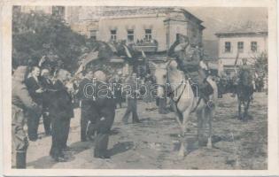 1940 Nagybánya, bevonulás; a város vezetősége üdvözli a városba érkező Albrecht királyi herceget / entry of the Hungarian troops, Prince Albrecht (fl)