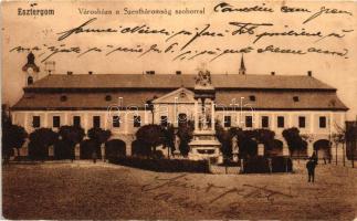 Esztergom, Városháza, Szentháromság szobor