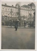 cca 1930 Kinszki Imre (1901-1945): Forgalom irányító rendőr Budapesten, a szerző kézírásos feliratával, de jelzés nélküli vintage fotó a szerző hagyatékából, 8,5x6 cm