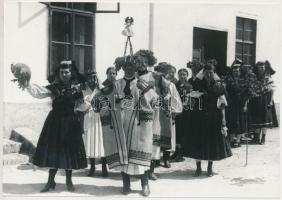 1926 Kerny István (1879-1963): Csököly, lakodalmas menet, elől a nászasszony, kezében a férfit jelké...