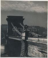 cca 1930 Kerny István (1879-1963): Lánchíd, pecséttel jelzett plasztikus fénykép, hozzáadva a hagyományos eljárással készült fotót is, 11x8 cm és 19,5x16,5 cm