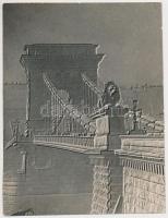 cca 1930 Kerny István (1879-1963): Lánchíd, pecséttel jelzett plasztikus fénykép, hozzáadva a hagyom...