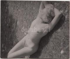 cca 1940 Dr. Csörgeő Tibor (1896-1968): Napfürdő, jelzés nélküli vintage fotó a szerző hagyatékából, 9,5x8 cm / nude photo, 9,5x8 cm