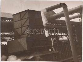 cca 1940 Reich Péter Cornel: Gyárudvar, pecséttel jelzett vintage fotó, 13x18 cm