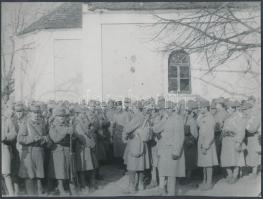 cca 1910 Bevonuló fiatalok civilben és már beöltözve katonának, 2 db korabeli negatívról készült kés...