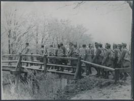 cca 1910 Katonák menetgyakorlata, 2 db korabeli negatívról készült későbbi másolatok, 18x24 cm