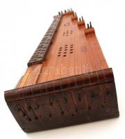 Régi citera, hangolókulccsal, h: 75 cm