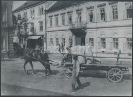 cca 1921 Budapesti életkép, hat zsák liszt szállítása a pékségbe, korabeli negatívról készült későbbi nagyítás, 17,5x24 cm