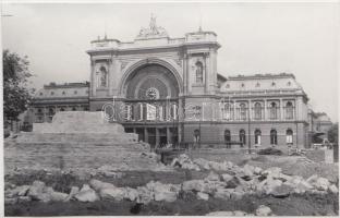 1967 Budapest, Baross tér, Baross Gábor szobrának lebontása, 2 db várostörténeti fotó, 9x14 cm