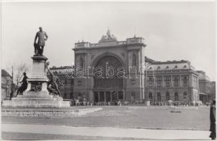 1967 Budapest, Baross tér, Baross Gábor szobrának lebontása, 2 db várostörténeti fotó, 9x14 cm