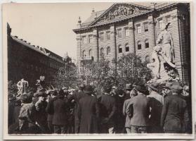 cca 1921 Budapest, Szabadság tér, irredenta szobrok avató ünnepségén készült amatőrfotó egy családi albumból, két szobor tisztán kivehető és azonosítható, 6x9 cm