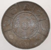 Gyümölcs motívumokkal gazdagon díszített talpas ón kínáló, d: 25 cm