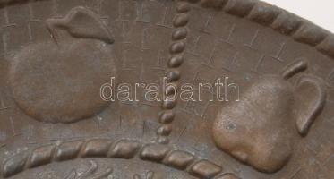 Gyümölcs motívumokkal gazdagon díszített talpas ón kínáló, d: 25 cm