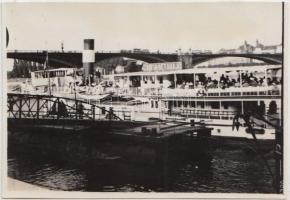 cca 1930 Zsófia sétahajó a Dunán, 2 db fénykép egy családi albumból, 6x9 cm