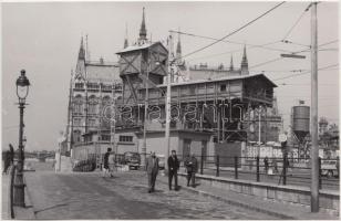 cca 1965 Budapest, az Országház mellé telepített metró torony, ahol az alagutakból kitermelt földet a felszínre hozták és gépkocsikkal elszállították, 9x13,5 cm