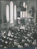 cca 1938 Korschelt Miklós (1900-1982): Templomi gyülekezet, pecséttel jelzett vintage fotóművészeti alkotás, 24x18 cm