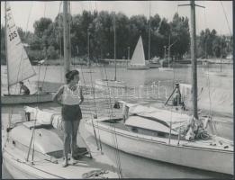 cca 1960 Tiszavölgyi József fotóriporter felvételei a Balaton partjáról, 2 db későbbi nagyítás, 18x2...