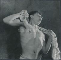 cca 1955 Tiszavölgyi József: Ásító inas, a szerző hagyatékában őrzött vintage negatívról készült későbbi másolat, 17x17 cm