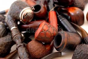 Nagy pipa gyűjtemény: 25 db fából készült pipa, egy részük díszesen faragott, többük különféle márká...