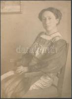 cca 1920 Máté Olga (1878-1961): Női portré, hideg pecséttel jelzett vintage fotó, 22,5x16,5 cm