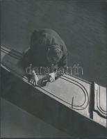 1933 Osoha László: Csónak javítása, pecséttel jelzett vintage fotóművészeti alkotás, 21,5x16,5 cm