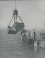 cca 1960 Kotróhajó a Balatonban, Tiszavölgyi József fotóriporter felvételei, 3 db későbbi nagyítás, ...