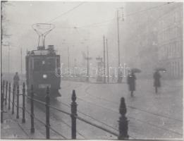 cca 1930 Villamos közlekedés Budapesten, a 22-es járat esős időben, korabeli negatívról készült későbbi másolat, 9x12 cm