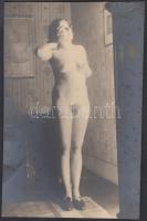 cca 1920 Kora reggeli napsütésben, akt fotó, 22x14 cm / cca 1920 Nude photo, 22x14 cm