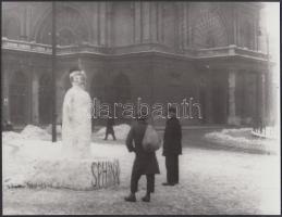 cca 1930 Budapest, Keleti pályaudvar, sphinx hóból építve, 2 db korabeli negatívról készült későbbi ...