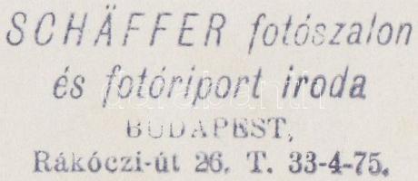 cca 1935 Budapest, hölgykoszorú a báli szezon társasági életéből, Schäffer fotószalon felvétele, pec...