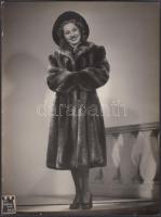 cca 1938 Új bundában új asszonyka Várkonyi műterméből (Budapest), matricával, pecséttel jelzett vintage fotó, 24x18 cm