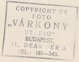 cca 1938 Új bundában új asszonyka Várkonyi műterméből (Budapest), matricával, pecséttel jelzett vint...