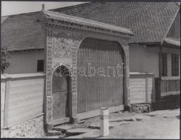cca 1940 Székely kapu (ismeretlen helyszínen) magyar címerrel díszítve, két nézőpontból lefényképezv...