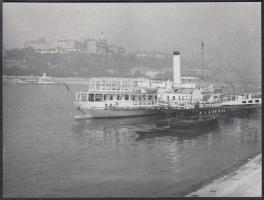 cca 1930 Budapest, gőzhajó a kikötőben, korabeli negatívról készült későbbi fotó, 9x12 cm