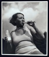 1938 Csík Ferenc (1894-1984): Tízórai a standon, pecséttel jelzett vintage fotóművészeti alkotás, 21x18 cm