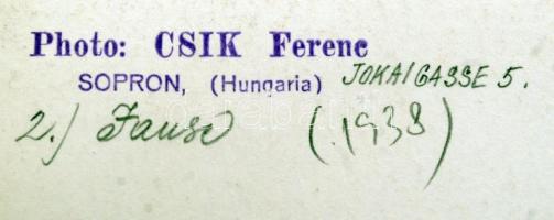 1938 Csík Ferenc (1894-1984): Tízórai a standon, pecséttel jelzett vintage fotóművészeti alkotás, 21...