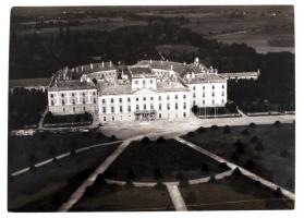 1964 Járai Rudolf (1913-1993): Esterházy-kastély Fertődön, jelzetlen légi fotó, 13x18 cm