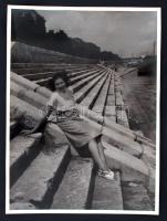 cca 1950 Szabó Tibor: Randi a dunai rakparton, jelzés nélküli vintage fotó a szerző hagyatékából, 24x18 cm