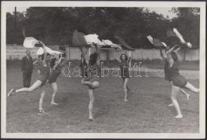 cca 1950 Pobuda fotó (Budapest): Pesterzsébeti iskola torna órája, feliratozott, pecséttel jelzett vintage fotó, 12x18 cm