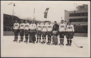 cca 1925 Magyar hoki válogatott ismeretlen helyszínen, vintage fotólap, 9x14 cm