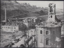 1945 Budapest, a Krisztina városi templom és a Rác fürdő a háború után, dr. Kunszt János hagyatékában levő negatívról készült későbbi nagyítás, 17,5x24 cm