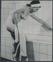 cca 1975 Fürdőszobai reklámfotó, finoman erotikus fénykép, 19,5x16,5 cm / cca 1975 Erotic photo, 19,5x16,5 cm