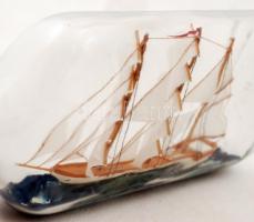 Dekoratív türelem üveg belsejében vitorláshajóval, h: 21 cm