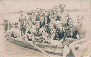 Bathing people in a boat, group photo (EK)