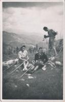 1943 Gyilkos-tó, Lacul Rosu; kirándulók, fényképezőgép állványon / hikers, camera on tripod photo (EK)