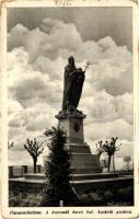 Pannonhalma, A koronát hozó Szt. Asztrik szobra