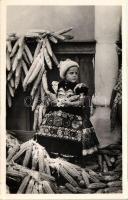 14 db RÉGI használatlan fekete-fehér motívumlap; magyar folklór (sok Kalocsa, Mezőkövesd) / 14 old u...