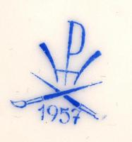 Virágmintás Herendi porcelán váza, kézzel festett, jelzett, apró kopásnyomokkal, d: 10 cm, M: 15 cm