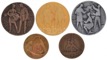 5db klf szocialista emlékérem és díjérem, közte 1973. "25 éves Újító Mozgalom 1948-1973" fém emlékérem. Szign.:FGD (60mm), Vincze Dénes (1914-1972) 1950. "Magyar Országos Tornaszövetség 1885 / II. O.CS.B. 1950." Br díjérem (60mm) T:1-,2